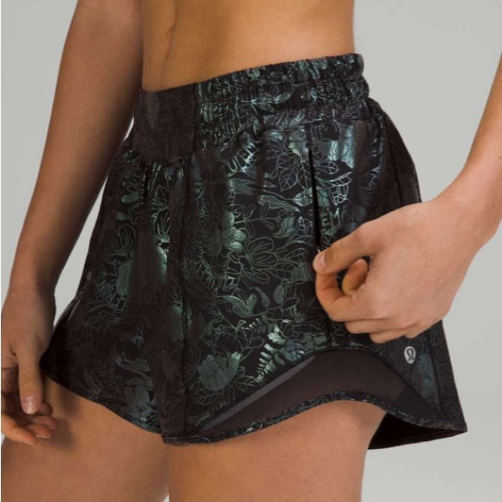 NWT Lululemon Hotty Hot Low-Rise Lined Short 4"
Logo Flourish Black Iridesce…